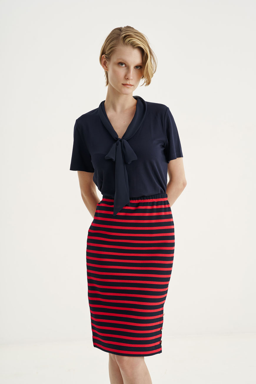 12529 Φούστα ριγέ με logo κουμπιά πλάι (4)