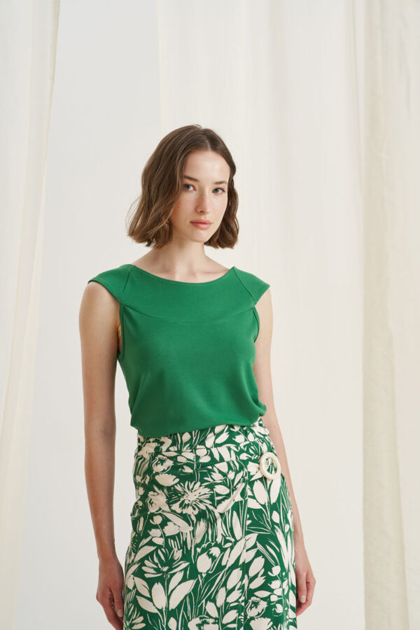 Τοπ με φαρδύ χαμόγελο