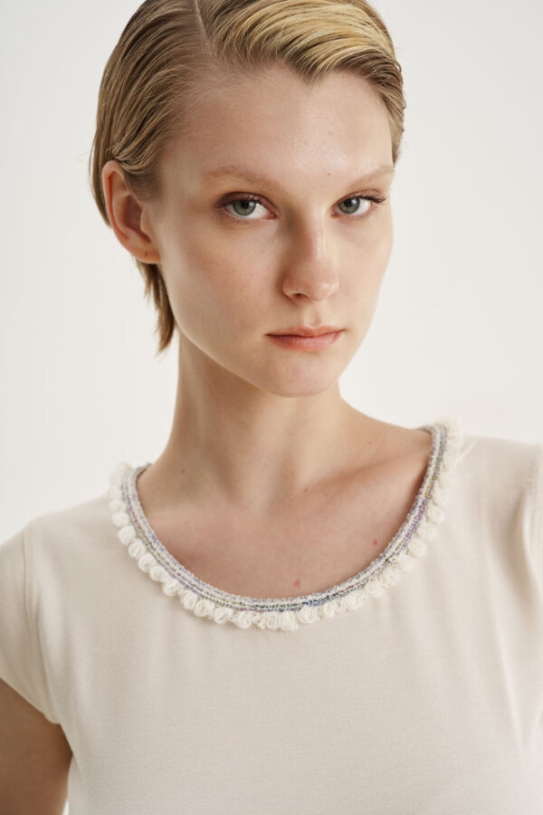 Τοπ με contrast tweed λεπτομέρεια