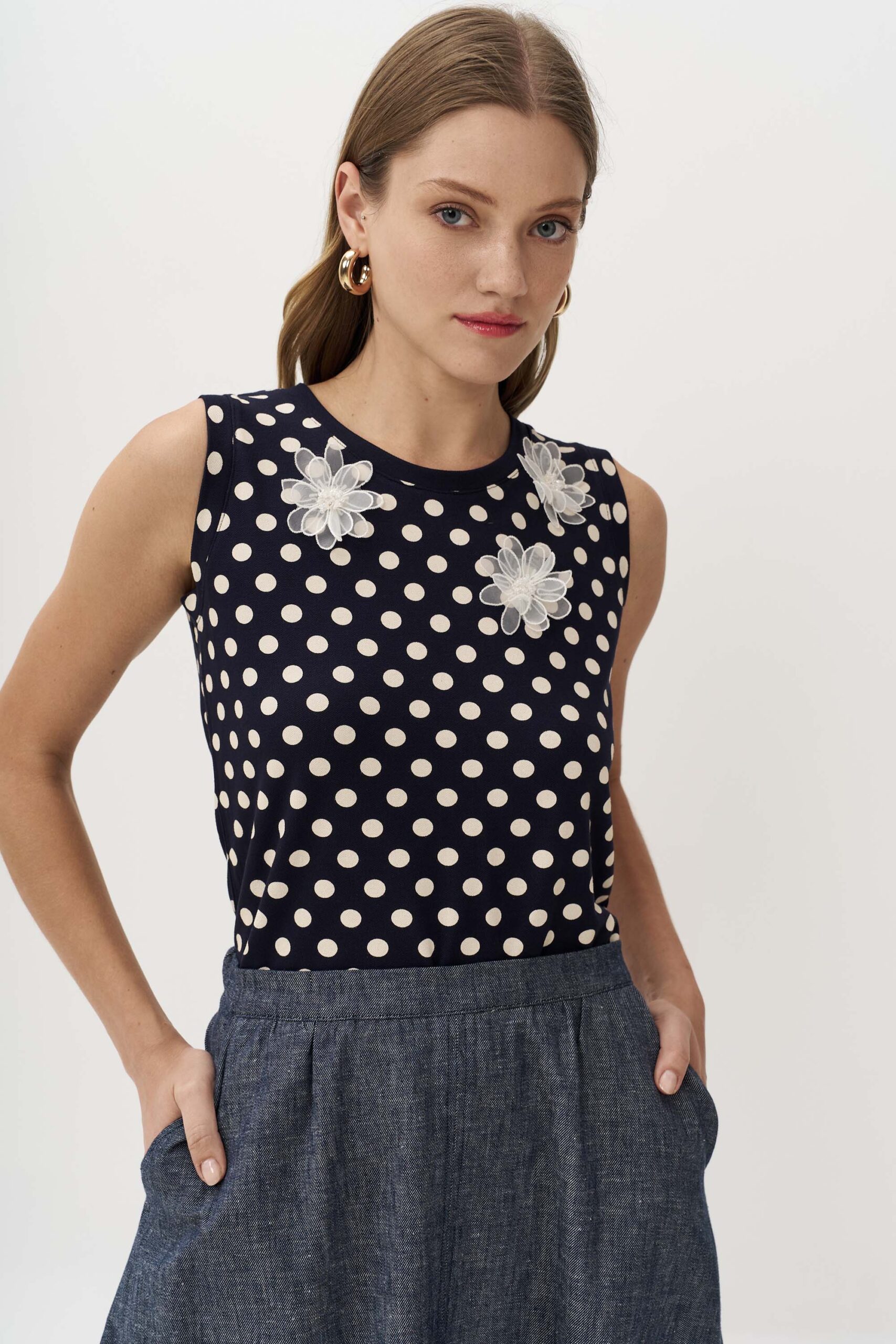 12922 Αμάνικο πουά τοπ με μοτίφ (3)