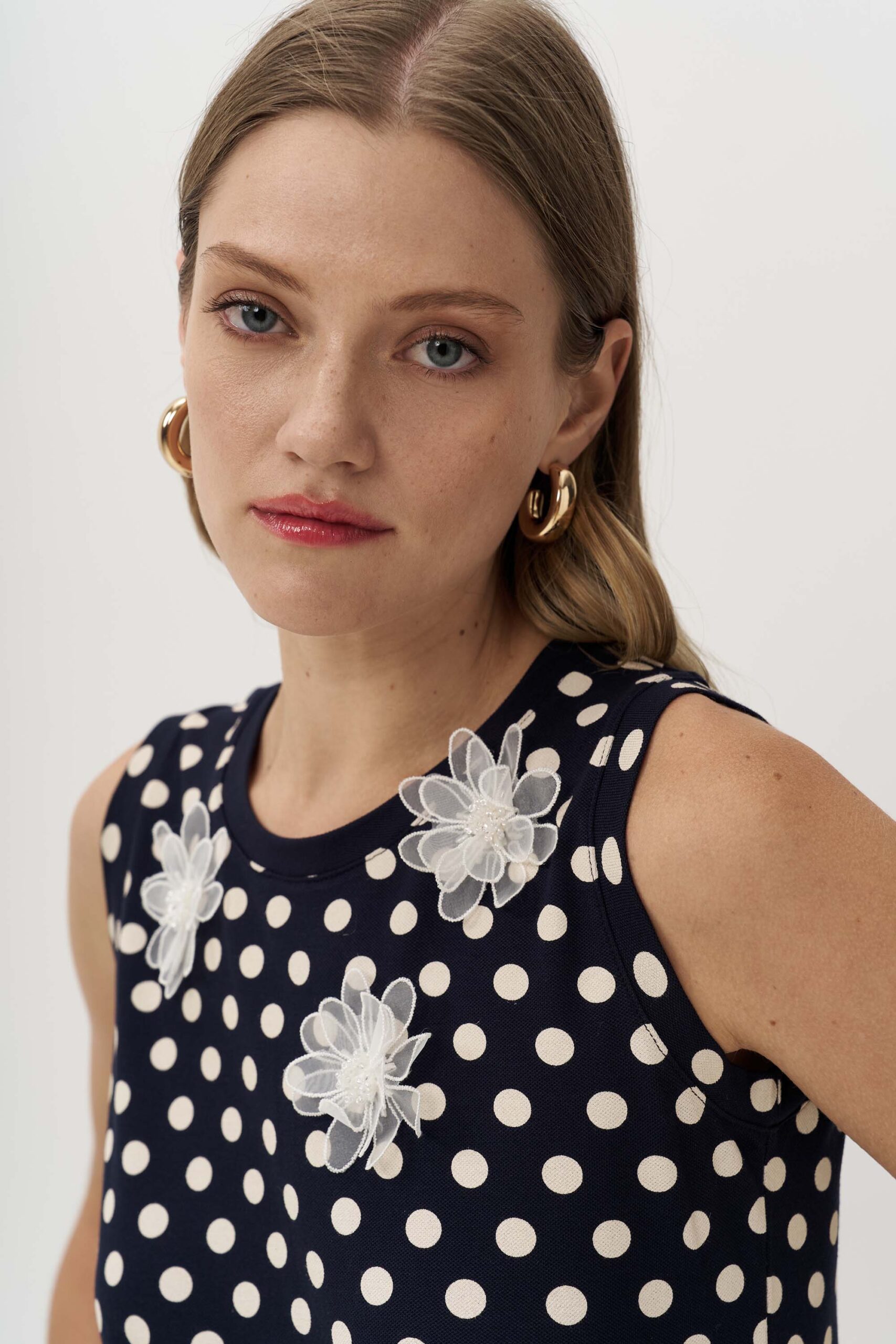 12922 Αμάνικο πουά τοπ με μοτίφ (5)