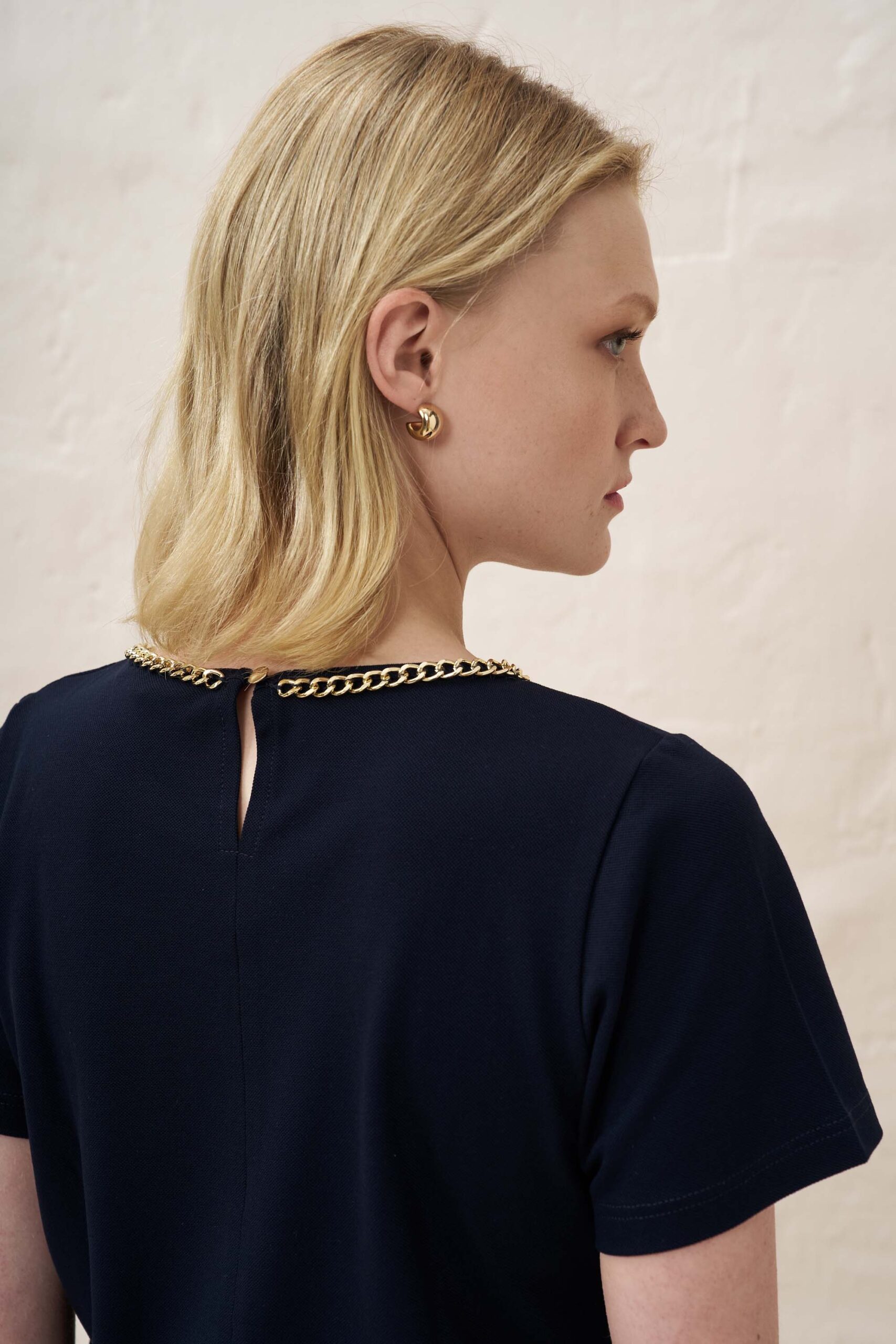 12945 Μπλούζα με αλυσίδα στη λαιμουδιά (3)