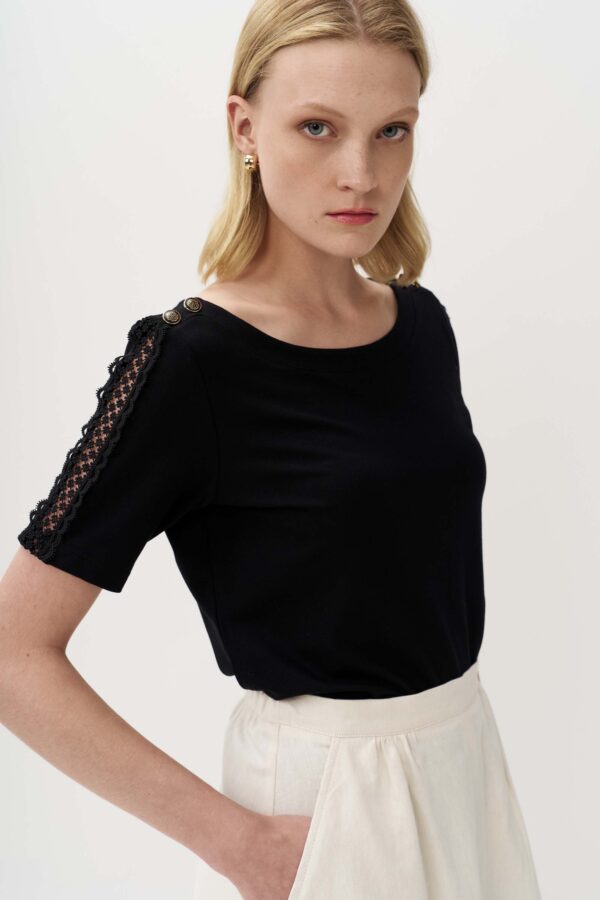 Μπλούζα με δαντέλα στους ώμους