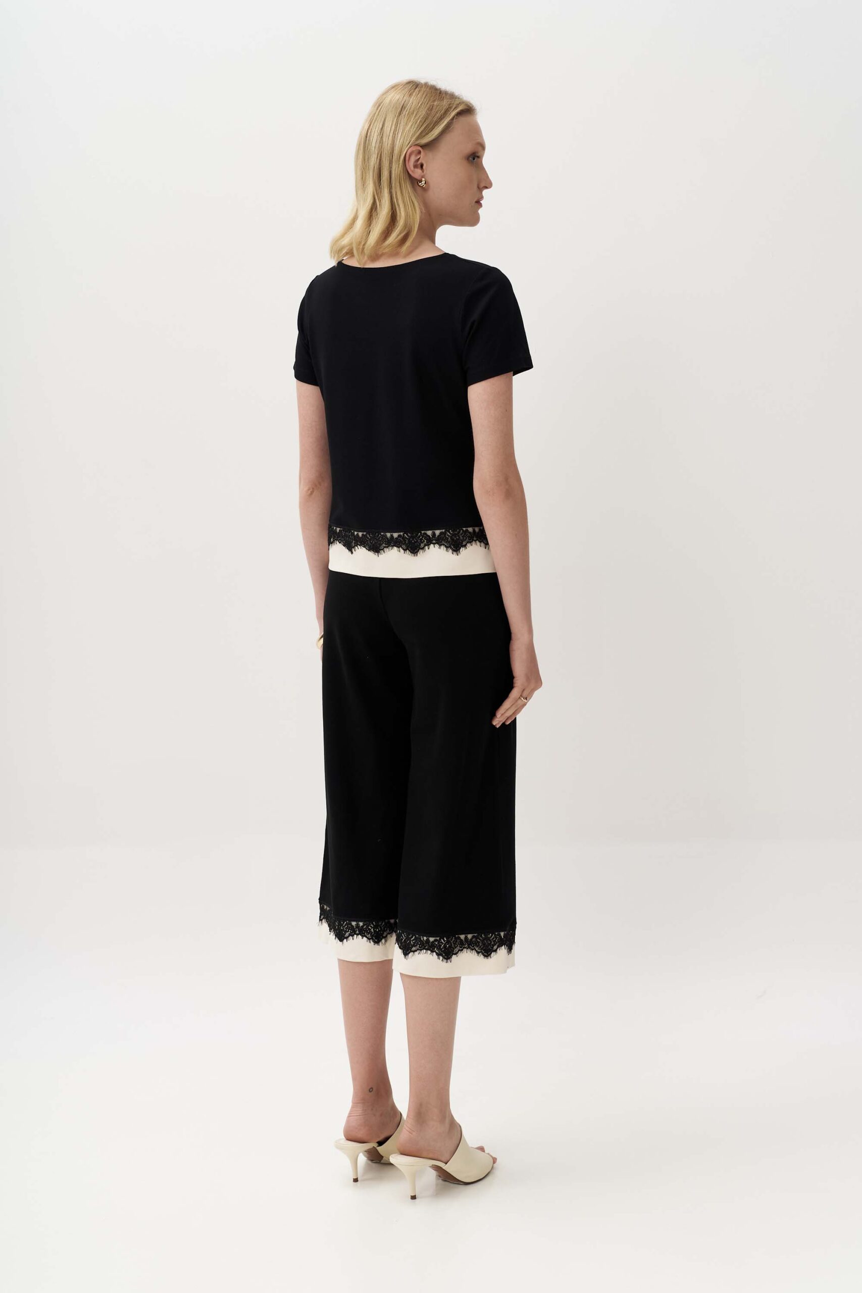 12993 Τοπ με contrast δαντέλα στο τελείωμα (4)