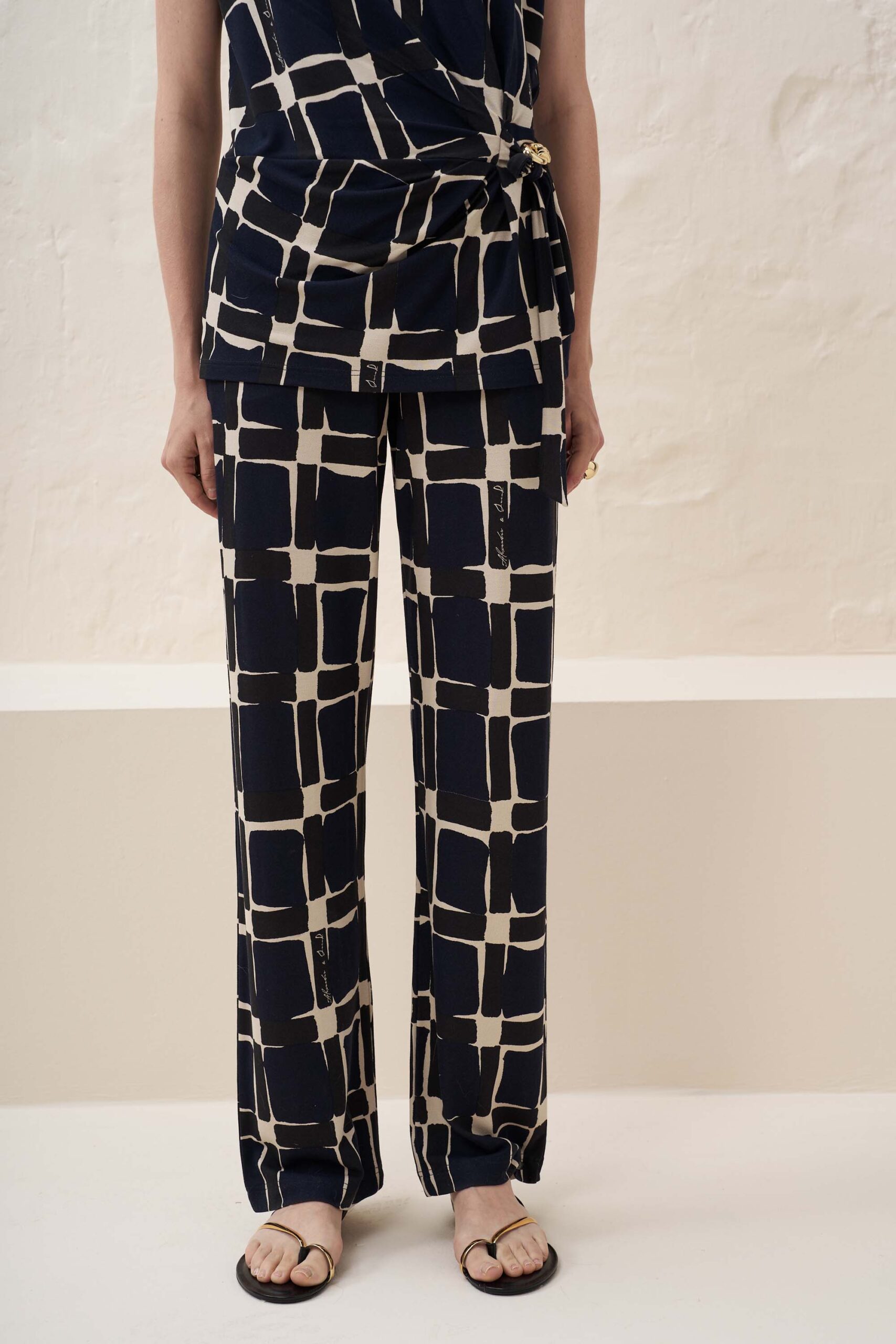 13042 Παντελόνι τύπωμα cube (2)