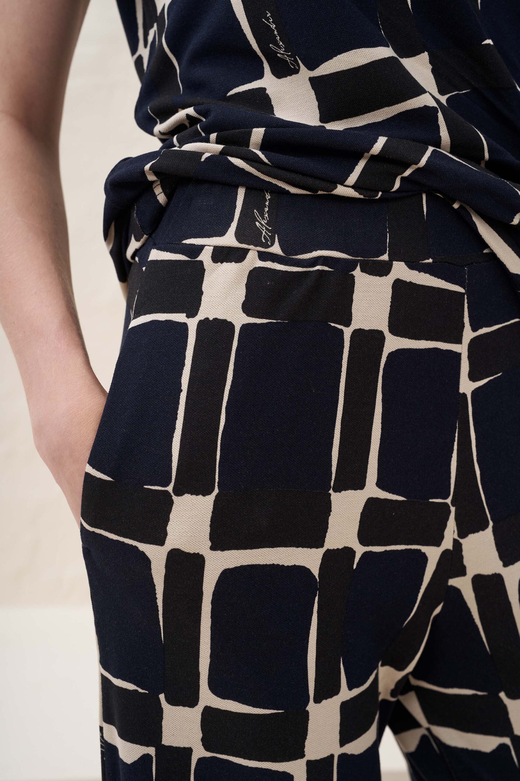 13042 Παντελόνι τύπωμα cube (3)