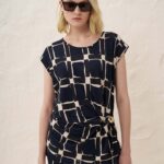 13045 Μπλούζα με σούρα στο πλάι τύπωμα cube (1)