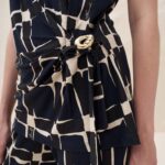 13045 Μπλούζα με σούρα στο πλάι τύπωμα cube (2)