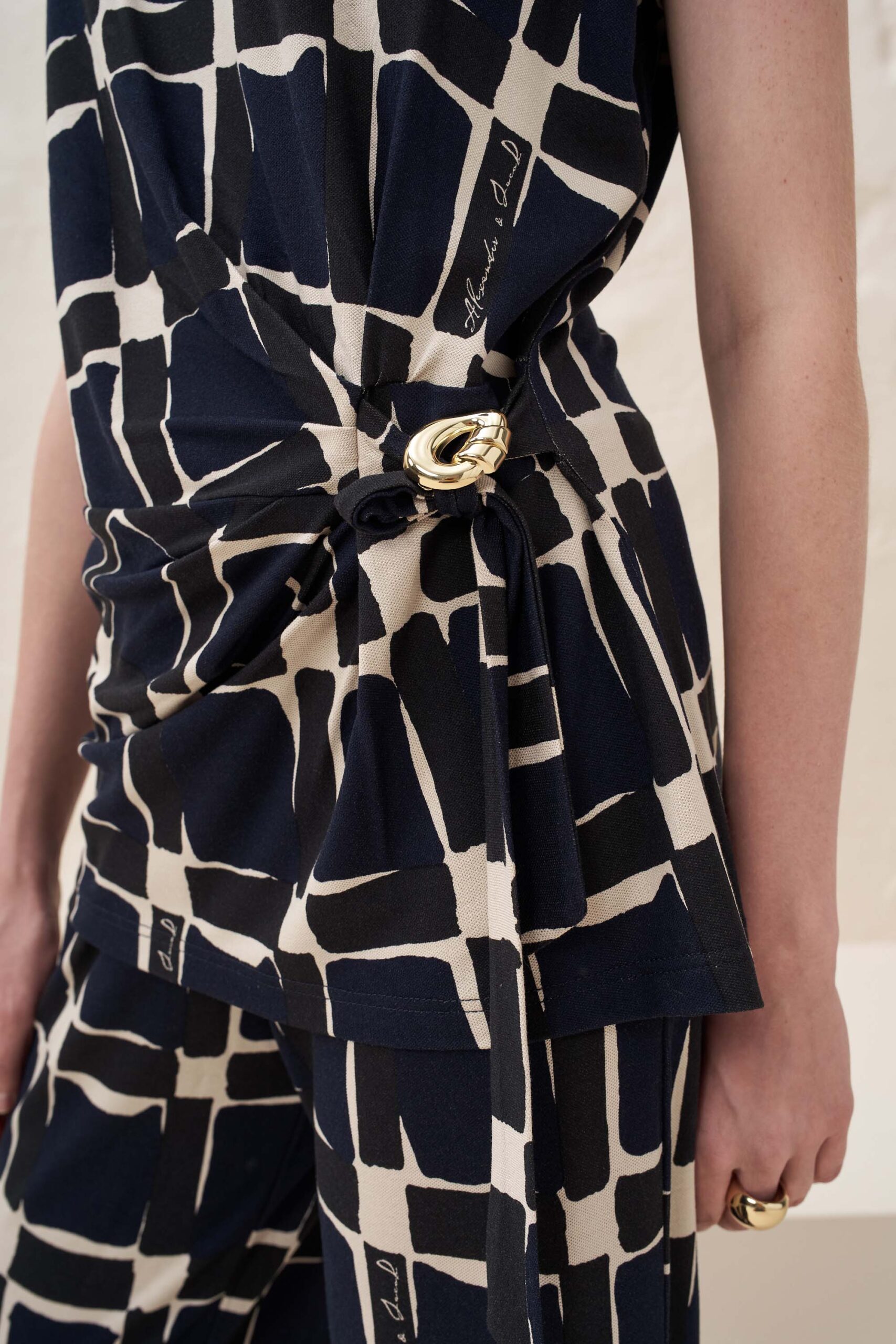 13045 Μπλούζα με σούρα στο πλάι τύπωμα cube (2)