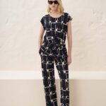 13045 Μπλούζα με σούρα στο πλάι τύπωμα cube (3)