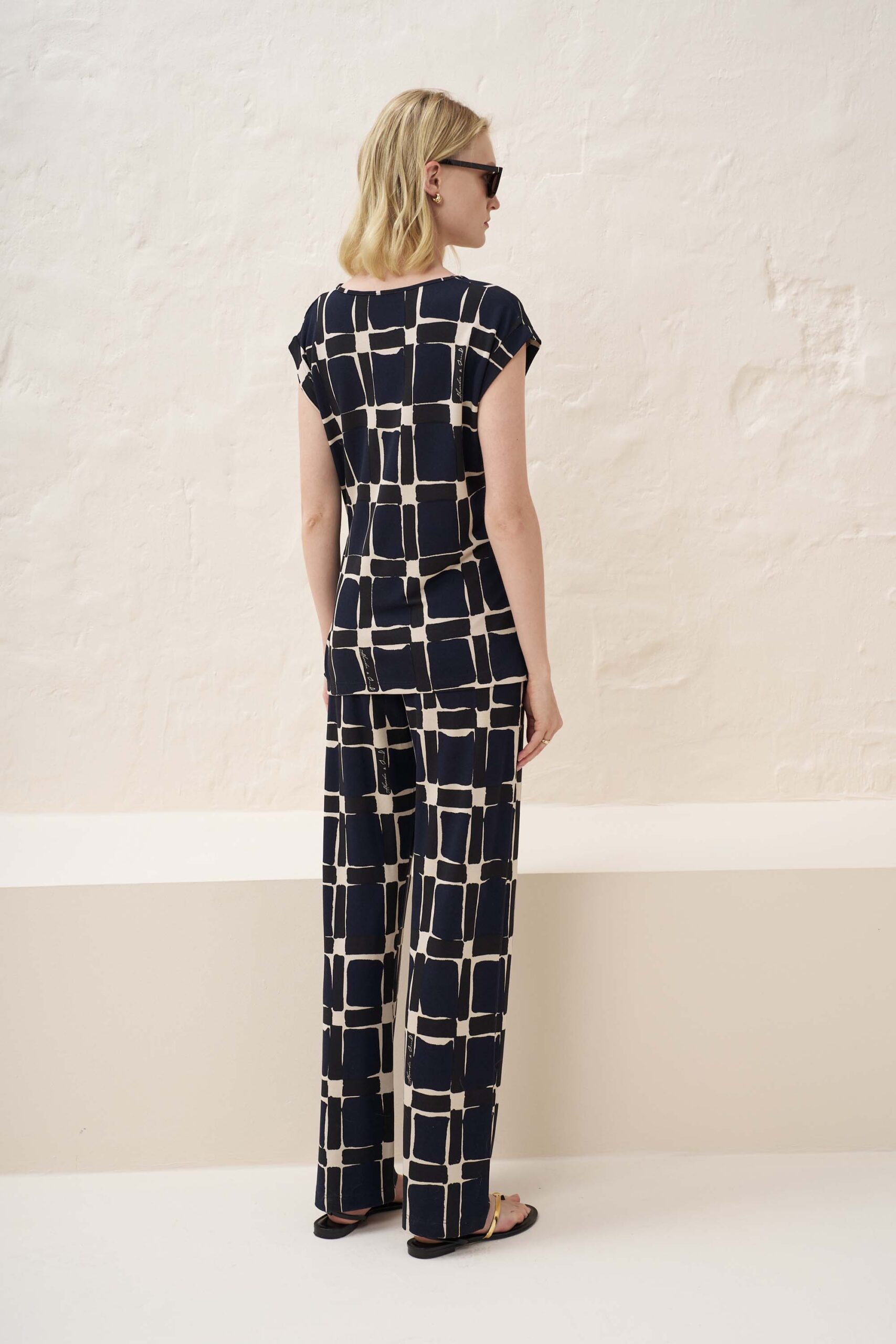 13045 Μπλούζα με σούρα στο πλάι τύπωμα cube (4)