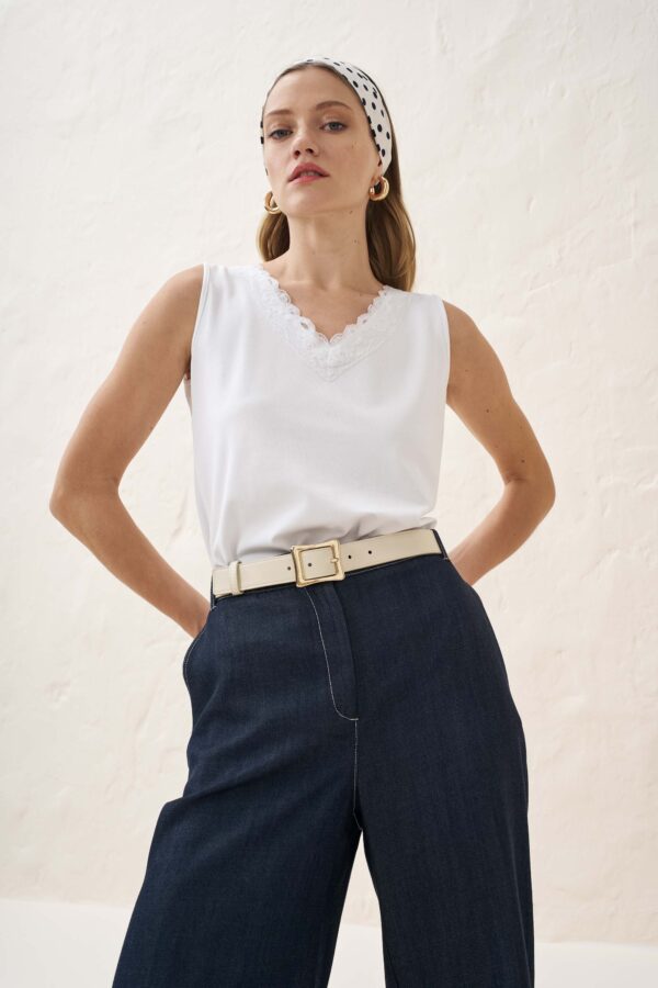 Sleeveless Ve top with lace