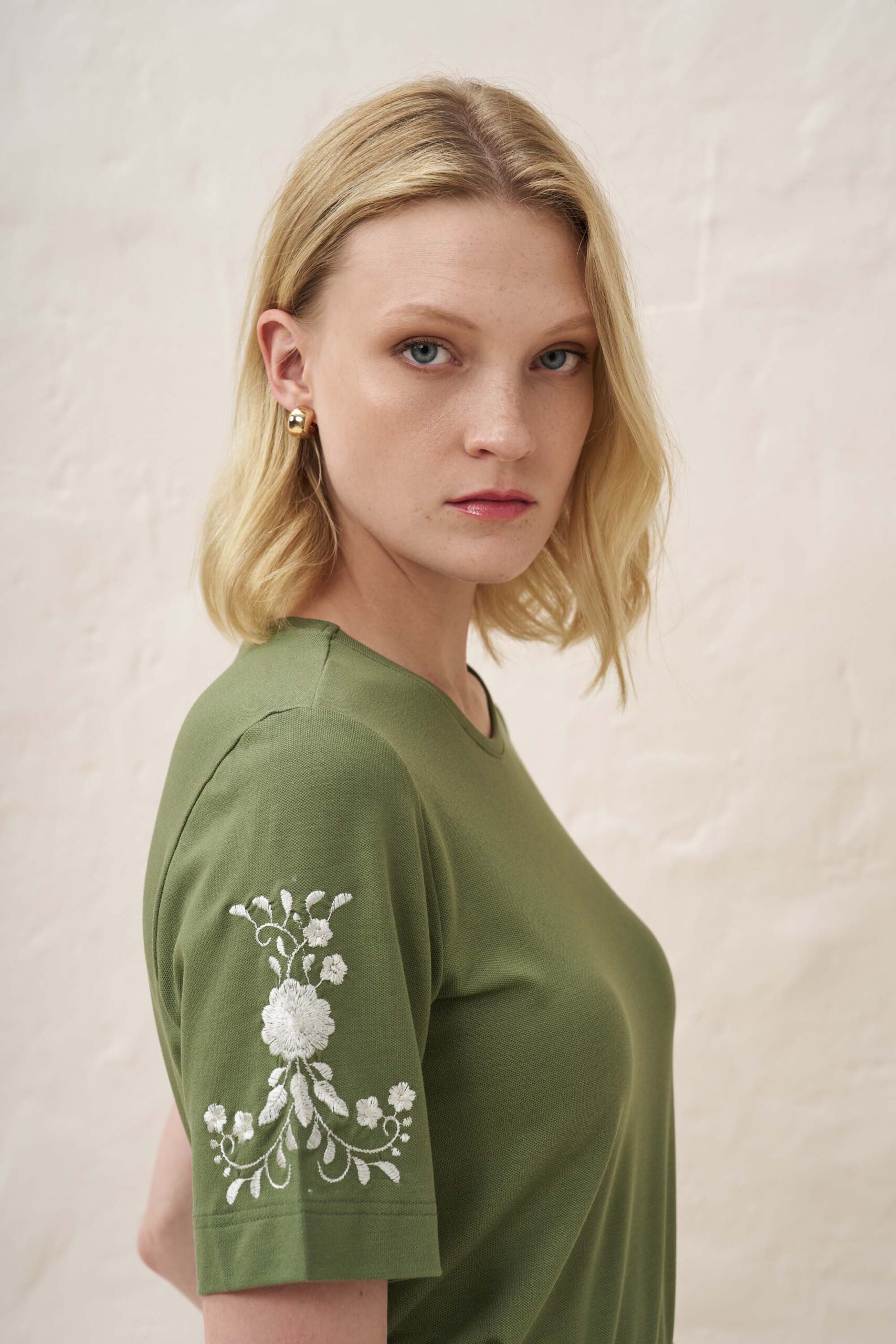 13008 Μπλούζα με κέντημα στο μανίκι (1)