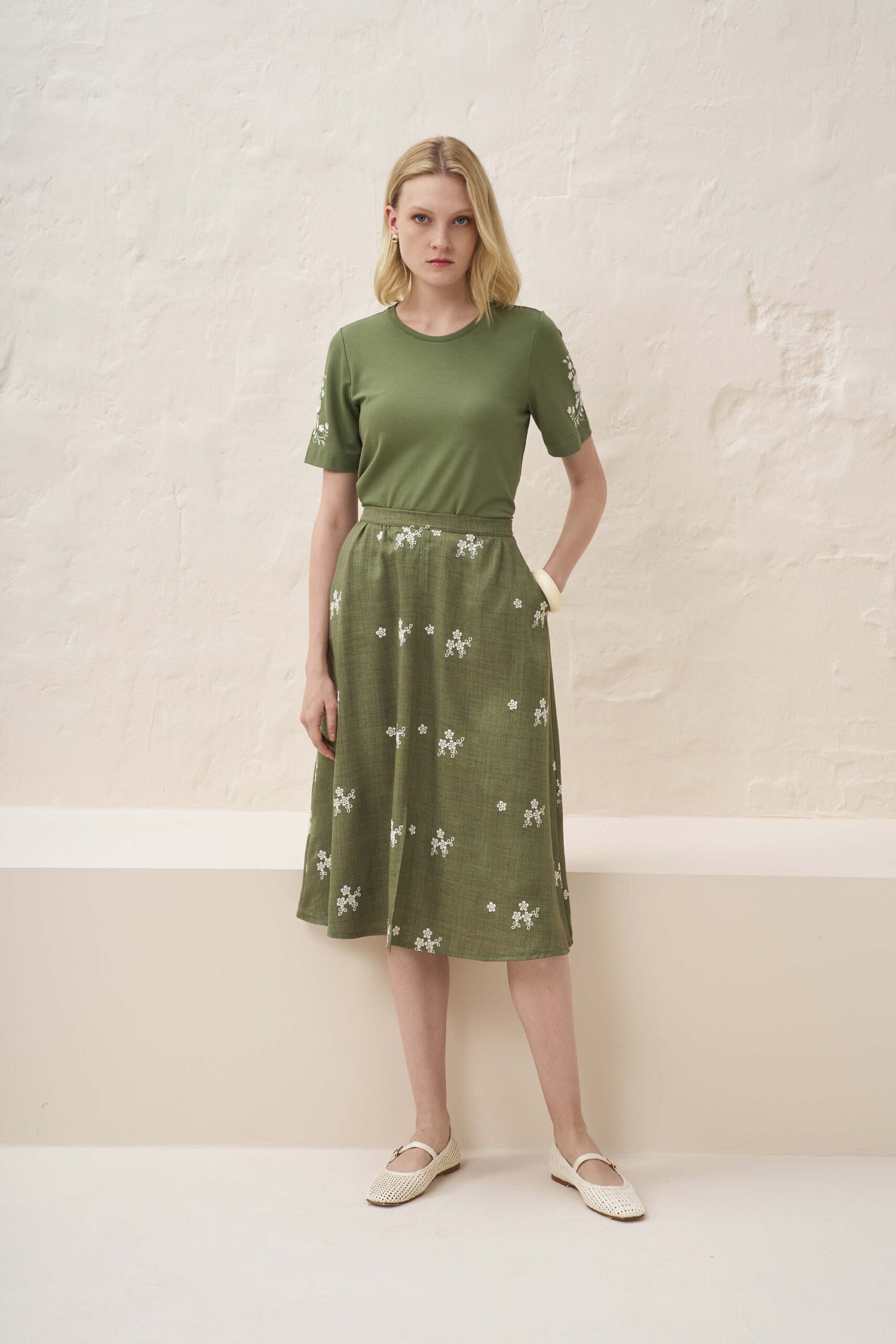 13008 Μπλούζα με κέντημα στο μανίκι (2)