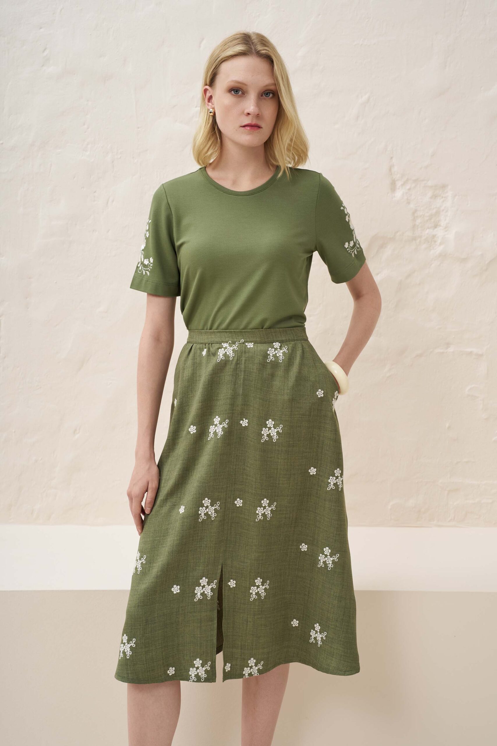 13008 Μπλούζα με κέντημα στο μανίκι (3)