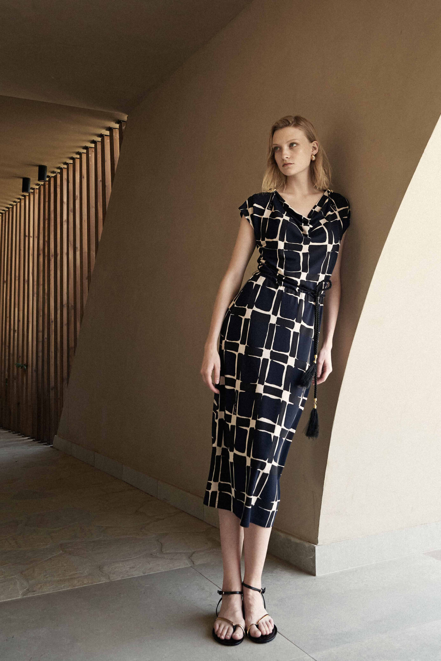 13039 Φόρεμα ντραπέ τύπωμα cube (3)