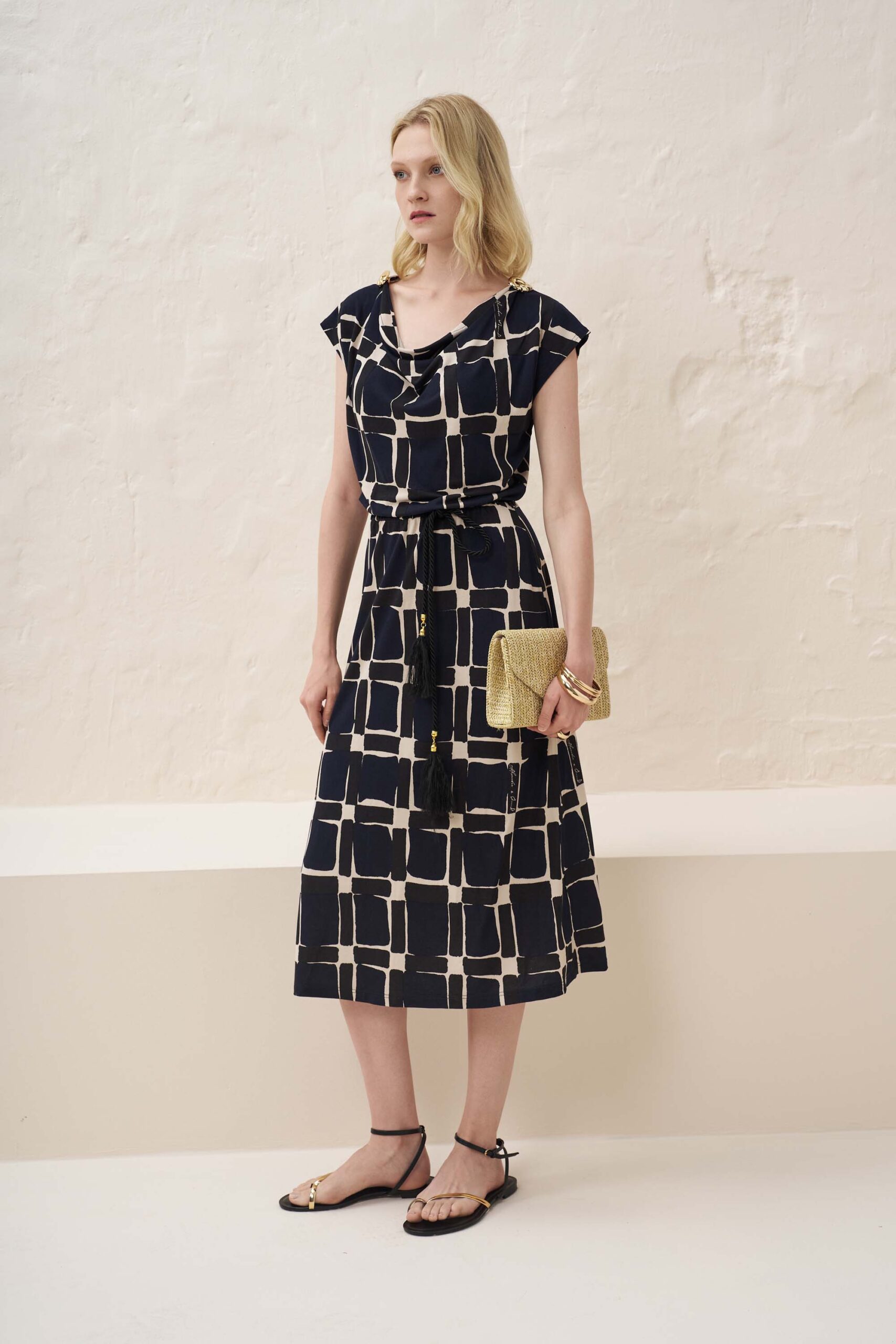 13039 Φόρεμα ντραπέ τύπωμα cube (4)