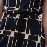 13039 Φόρεμα ντραπέ τύπωμα cube (5)