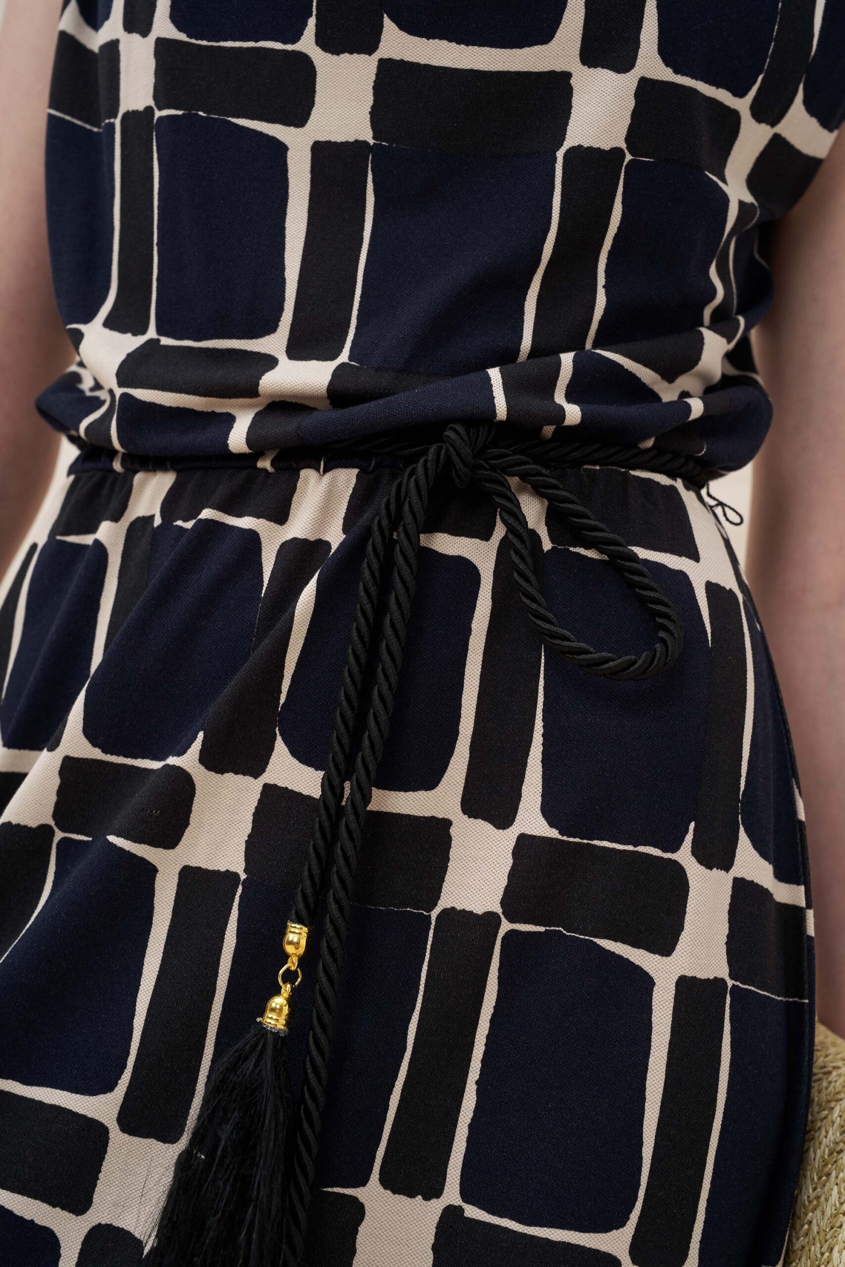 13039 Φόρεμα ντραπέ τύπωμα cube (5)